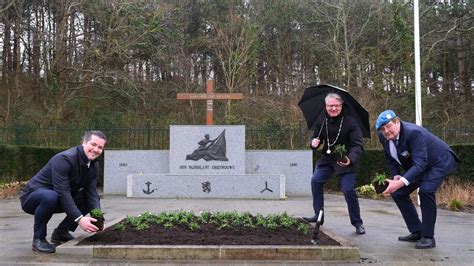 Witte Anjers Geplaatst Bij Zandvoorts Verzetsmonument