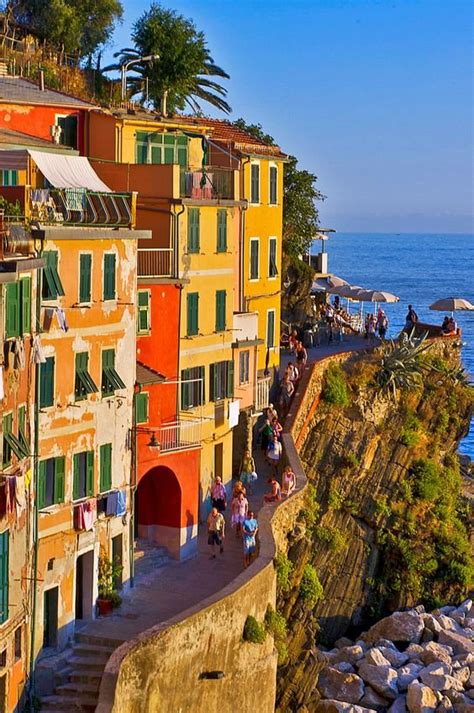 Solve Riomaggiore Itália jigsaw puzzle online with 77 pieces