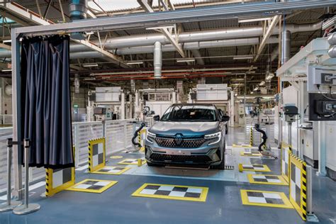 RENAULT AFINA SU PLANTA DE PALENCIA ESPAÑA PARA FABRICAR CARROS DE