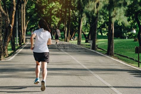 年轻的健身女人在户外公园跑步高清图片下载 正版图片505763955 摄图网