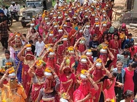 Women Took Out Kalash Yatra Villagers Showered Flowers नीमकाथाना में