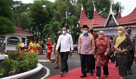 Jusuf Kalla Bersama Isteri Kunjungi Sentra Tenun Lintau Buo Utara