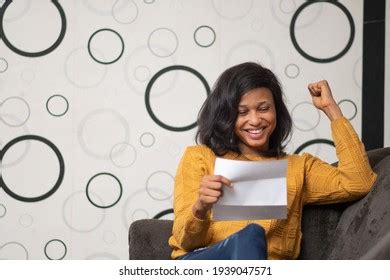 243 imágenes de Joven latina lee a oscuras Imágenes fotos y vectores de stock Shutterstock