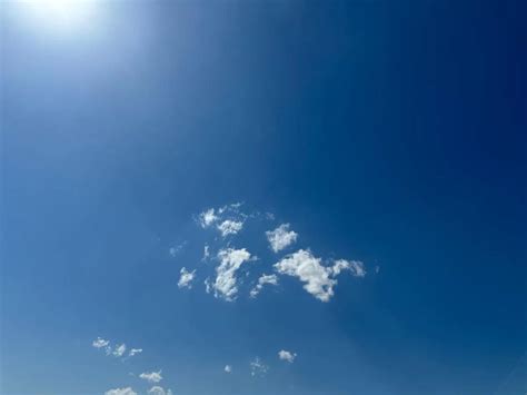 Cielos Poco Nubosos Con Intervalos De Nubes Altas Y Nubosidad De