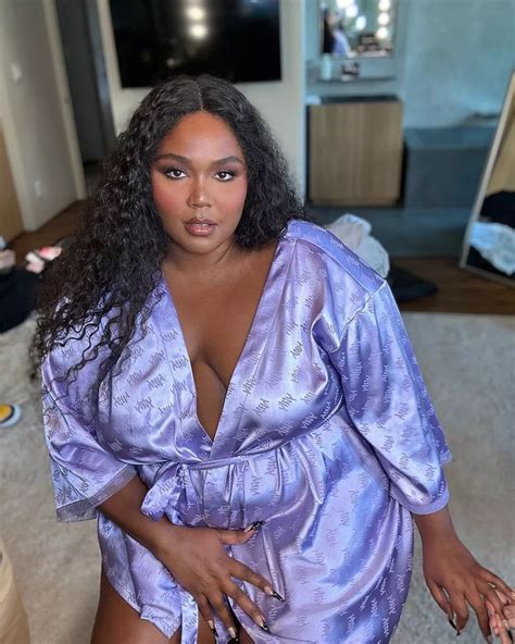 Lizzo S Sexiest Snaps Ever Naked Butt Clapping Topless Bikinis And Caressing Curves Daily