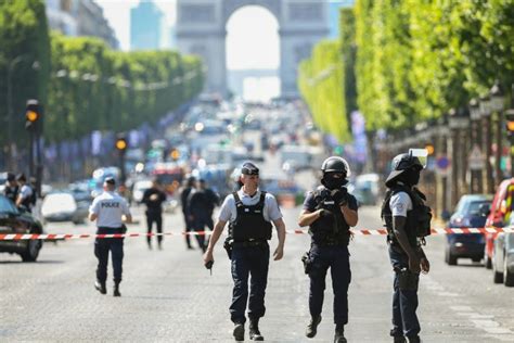 Champs Elys Es Des Gendarmes Attaqu S G Rard Collomb Voque Une