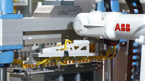 Vier Abb Roboter In Der Spritzgussproduktion Robotik Und Produktion