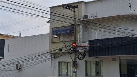 Fio De Alta Tens O Se Rompe E Pega Fogo No Centro De Jacarezinho