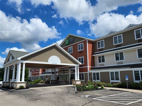 New Hampshire Hotel in Rochester, NH | Holiday Inn Express & Suites Rochester