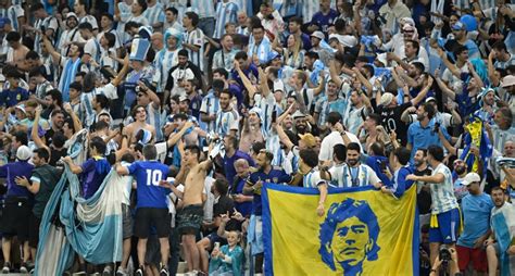 Torcida argentina conquista o mundo espetáculo nas arquibancadas e