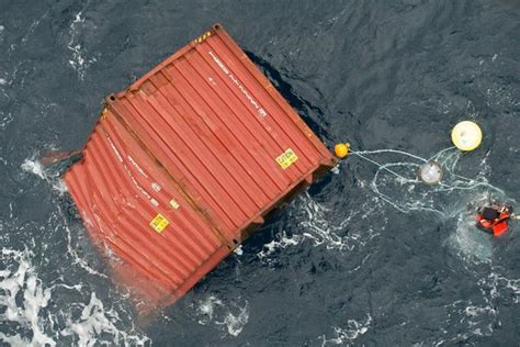 Les vidéos de la récupération par la Marine Nationale d un conteneur à