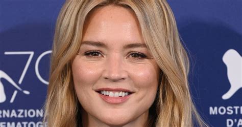 Virginie Efira Sans Pantalon Et En Manteau L Actrice D Voile Son