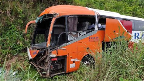 Motorista De Nibus Perde O Controle E Deixa V Rios Feridos Em Acidente