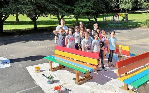 À Caudan le conseil municipal junior met en place des bancs de l