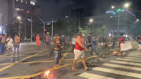 Protesto feito por moradores que reclamam de construção de habitacional