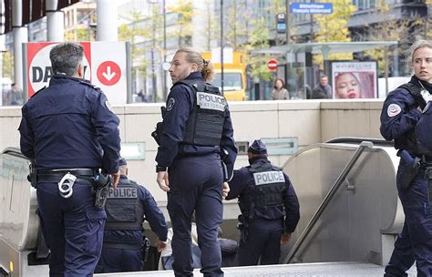 Paris La Police Blesse Gri Vement Une Femme Qui Tenait Des Propos