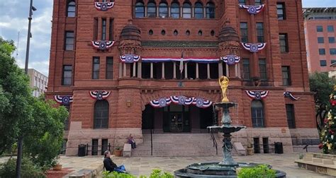 Bexar County Courthouse - Go Wandering