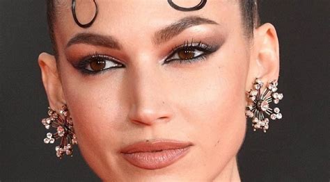 Úrsula Corberó presume cuerpazo en ajustado body nude En El Radar