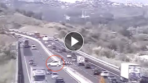 Folle Inversione A U In Autostrada Per Seguire Il Navigatore Il Video