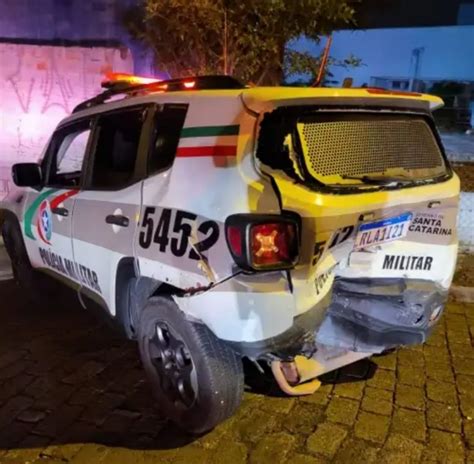 Carro colide contra viatura da polícia durante disputa de racha WH3