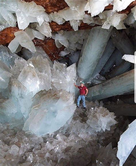 Crystal Cave, Naica, Mexico 🇲🇽 It has mostly Selenite Crystals (CaSO4 ...