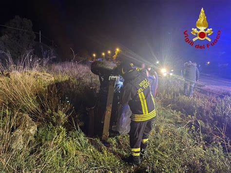 Isola Capo Rizzuto Auto Si Ribalta Fuori Strada Enne Incastrato Tra