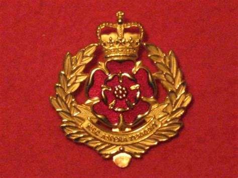 DUKE OF LANCASTERS REGIMENT CAP BADGE - Hill Military Medals