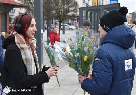 To Niebieskie Bukiety Na Dzie Kobiet Wiadomo To Kwiaty Od Stali