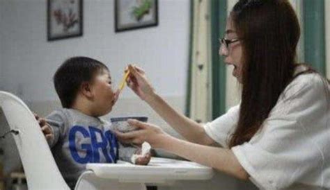 帶孩子期間，家人會讓你先吃飯嗎寶媽：每頓飯我都是最後一個吃 每日頭條