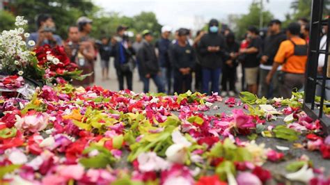 Entsetzen Nach Stadion Massenpanik In Indonesien