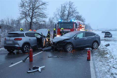 Schwerer Crash mit drei Autos auf Wiener Straße in Edt bei Lambach