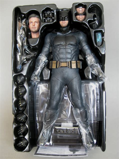 deSMOnd Collection: Hot Toys 1/6 "Batman" in Justice League