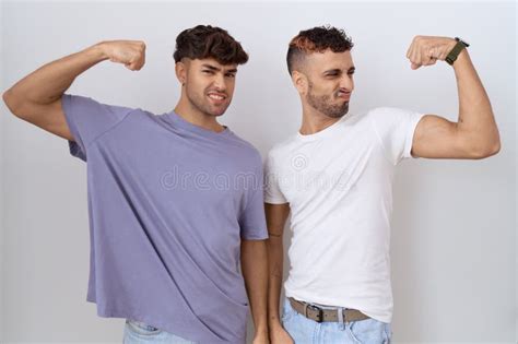 Couple Homosexuel Gay Debout Sur Fond Blanc Montrant Bras Muscles Sourire Fier Photo Stock
