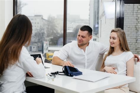 Una Joven Pareja En La Consulta De Un Ginec Logo Despu S De Una