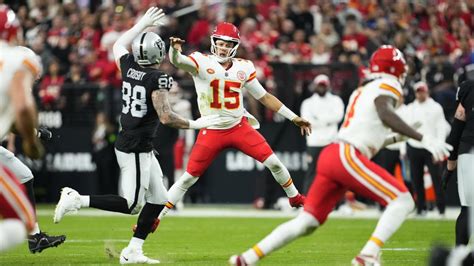 Patrick Mahomes throws second TD to give Chiefs 28-17 lead - Yahoo Sports