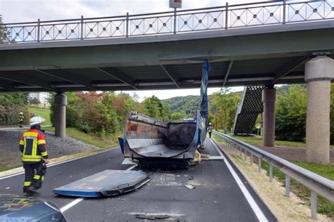 Heftiger Crash in Riedenburg Lastwagen bleibt an Brücke hängen