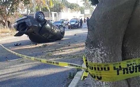 Fallece una persona al volcar su auto sobre la carretera Culiacán