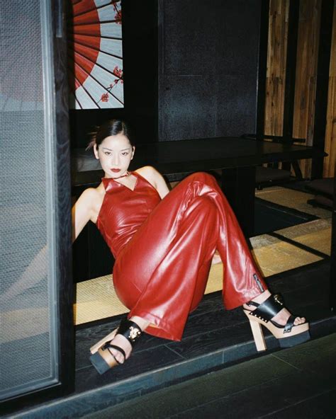 Khổng Tú Quỳnh đụng hàng Chi Pu Cô bé dâu tây với bom sex tạo dáng quằn quại bạn chọn ai