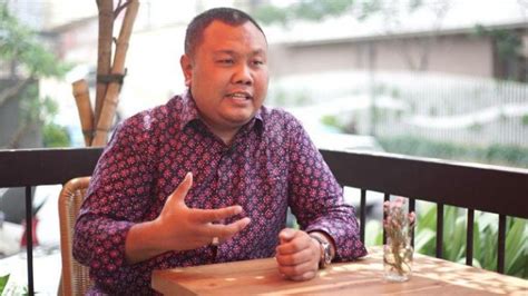 Hendri Satrio Minta Pemerintah Edukasi Masyarakat Agar Lebih Cerdas Dan