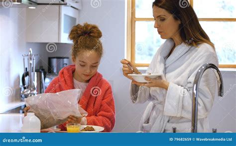 Madre E Hija Que Desayunan En Cocina Almacen De Video Vídeo de