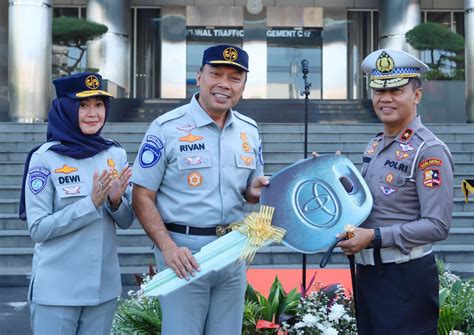 Perkuat Sinergi Jasa Raharja Hibahkan Satu Unit Ambulance Kepada Korlantas Polri Sulteng Raya