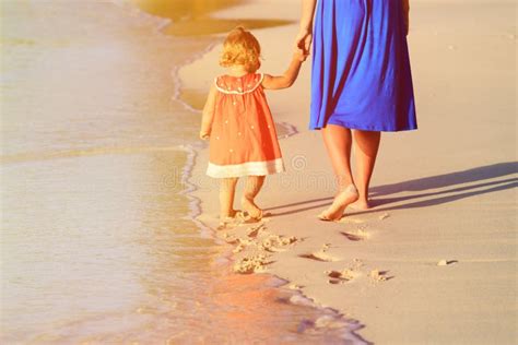 Pieds D Enfant Et De Maman Dans Le Sable De Mer Photos Libres De