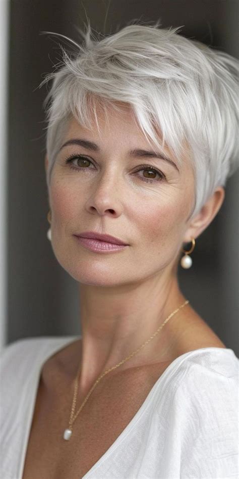 30 Short Haircuts That Complement Women Over 50 Di 2024