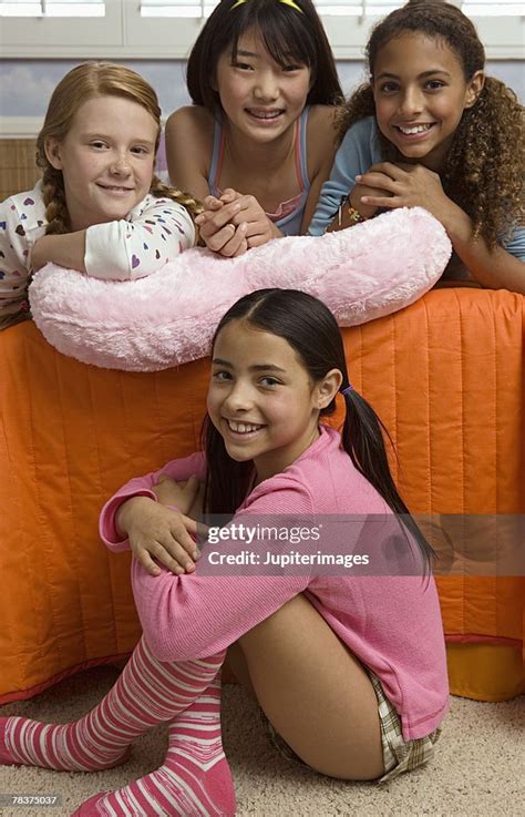 Preteen Girls At Slumber Party Stock Foto Getty Images