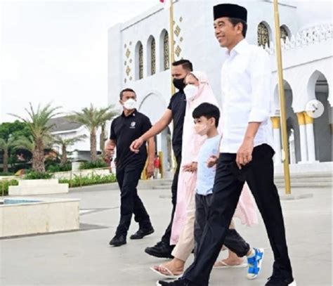 Salat Duha Di Masjid Sheikh Zayed Solo Sandal Iriana Jokowi Bikin