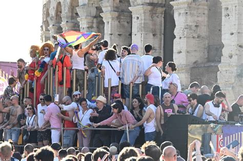 Roma Pride Un Ondata Di Colori E Musica Invade Le Strade Della Citt