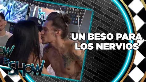 Le Roba Beso En Pleno Acto Es Show Youtube