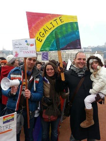 Οικογένειες Ουράνιο Τόξο Noi gay genitori fantasma per lo Stato chiediamo una legge per le