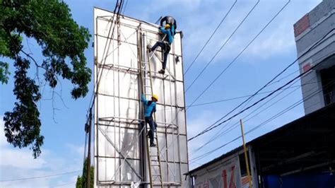 Pasang Papan Reklame Seorang Pekerja Tersengat Listrik