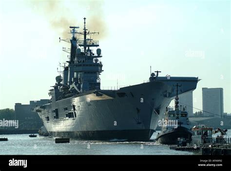 Royal Navy Le Porte Avions Hms Invincible Greenwich Photo Stock Alamy